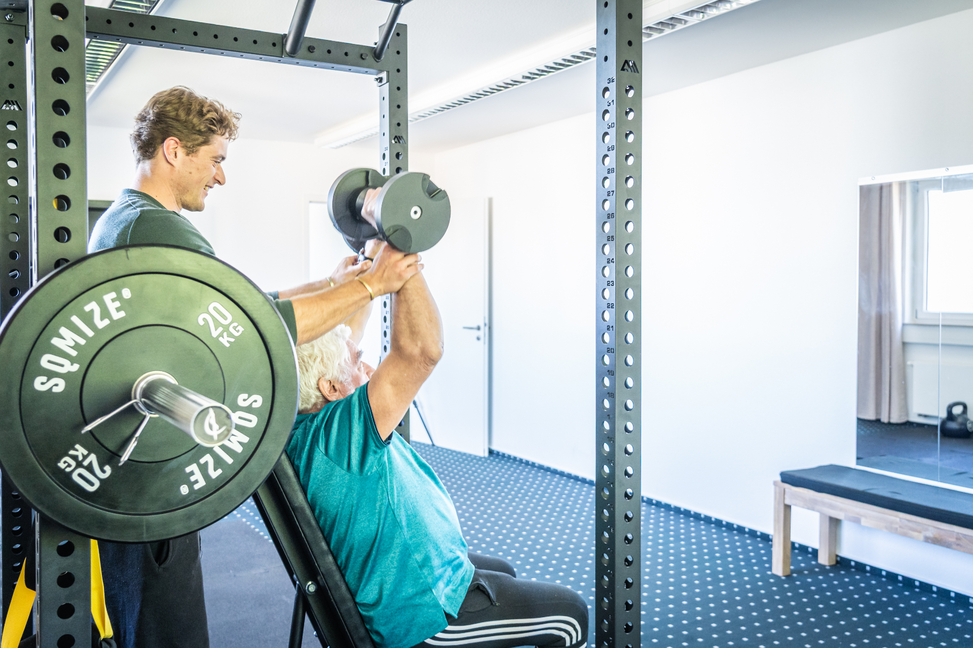 Erwachsener Teilnehmer beim betreuten Krafttraining im THE CORE Studio