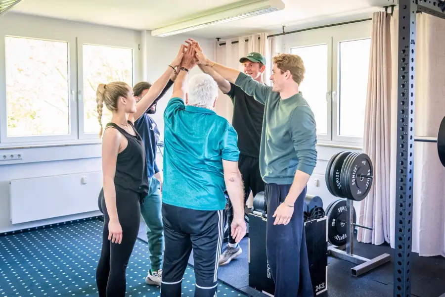 Trainingsgruppe gibt sich High Five in der Trainingslounge von THE CORE in Tübingen-Hirschau